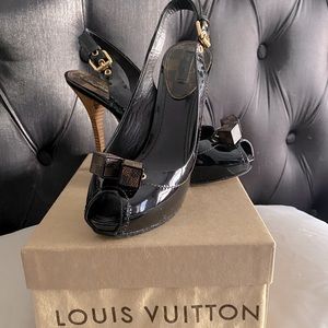 LOUIS VUITTON patent leather, Brown Damier "Dice"logo heels in a size 39  (US9)